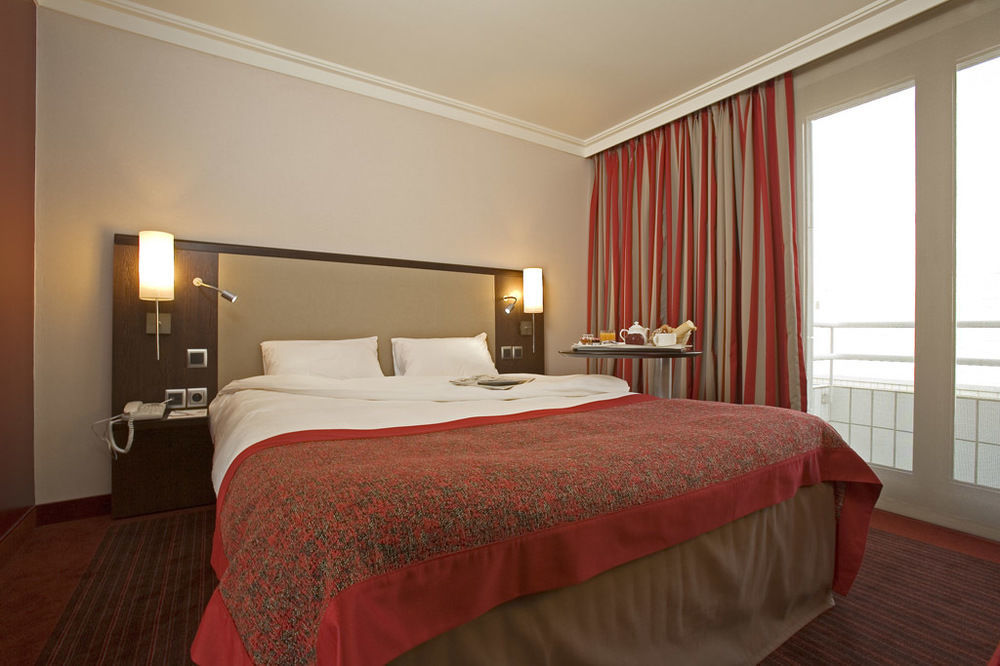 B&B Hotel Saint-Quentin-En-Yvelines Centre Gare 4 Etoiles Монтиньи-ле-Бретонё Экстерьер фото